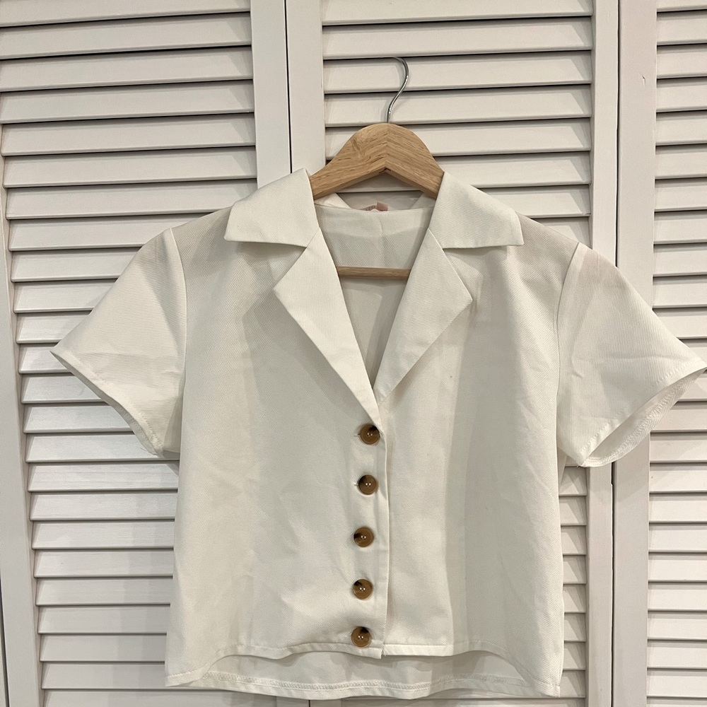 Cropped white lottie moss button up